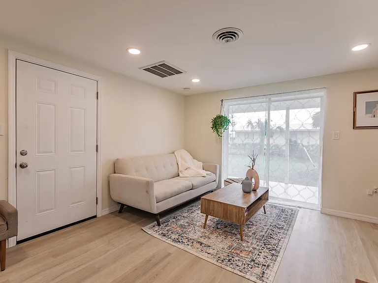 1611 Florence Ave #B — Photo 8