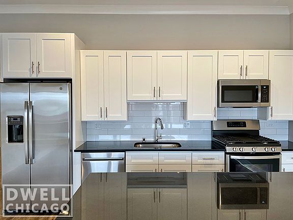 2nd image of 927 W Irving Park #102