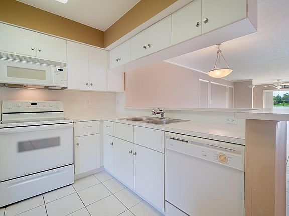 5th image of 5842 Crystal Shores Dr APT 104