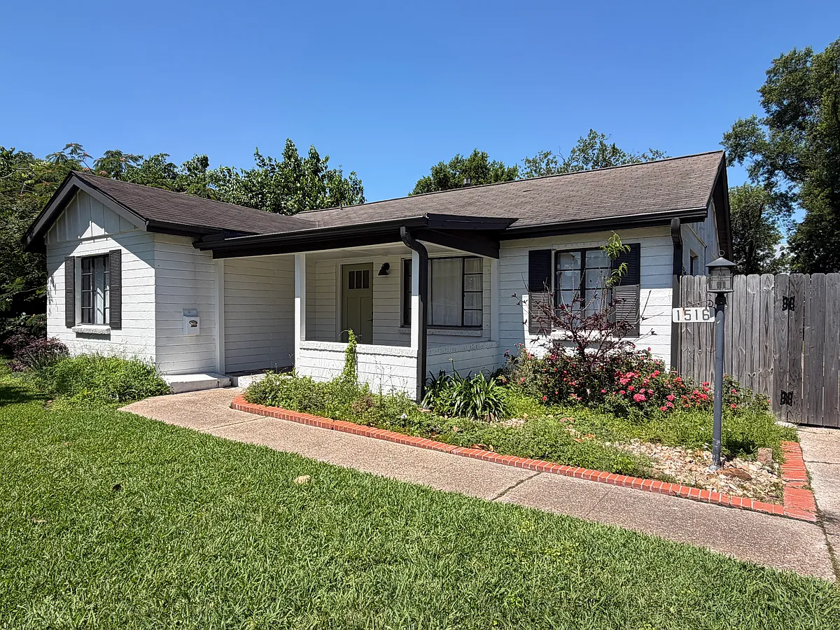 Building Photo - 1516 Des Jardines St