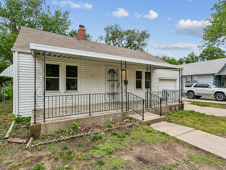 229 S Edwards St — Photo 2