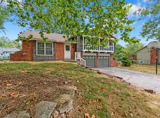 7111 Robin Ln, Shawnee, KS 66203