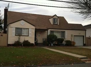 154 E 2nd St, Deer Park, NY 11729