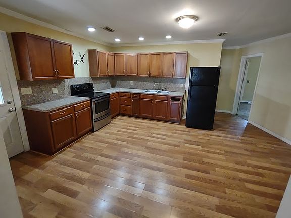 4th image of 1174 SE Putnam St