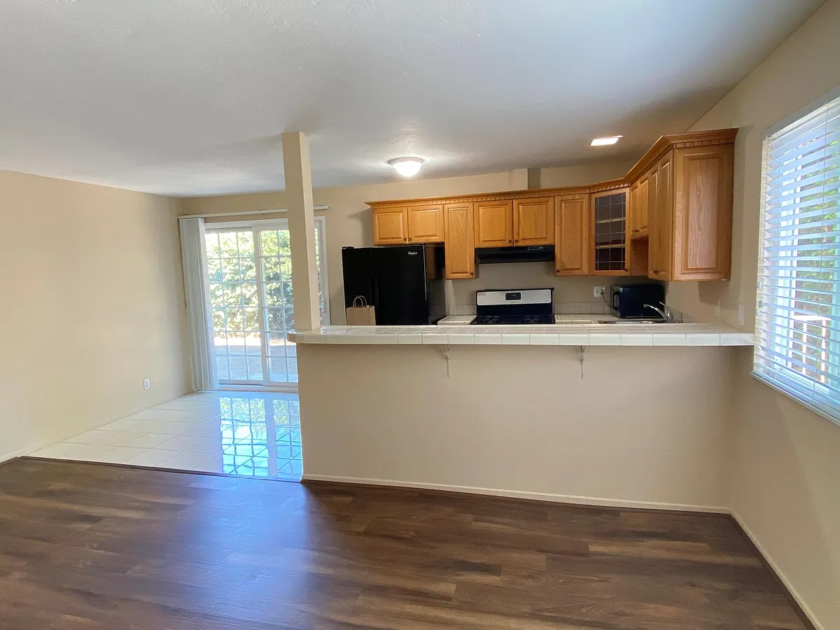 Building Photo - 524 N Francisca Ave #4B