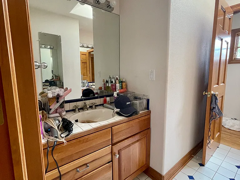 560 University Ave — Photo 55