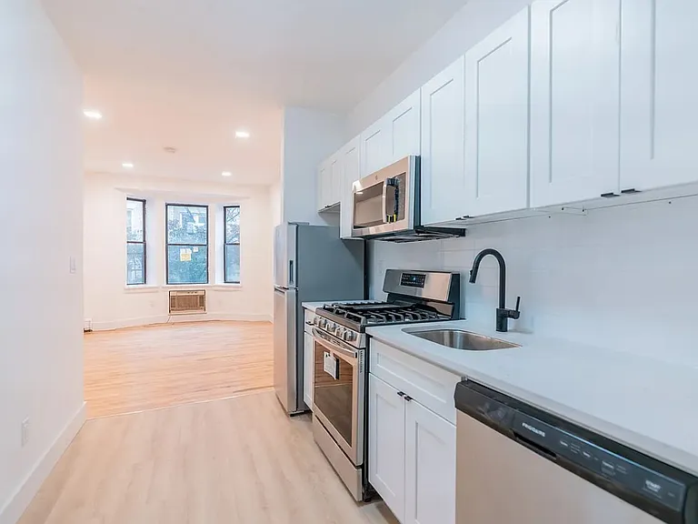 153 1st St #2B — Photo 2