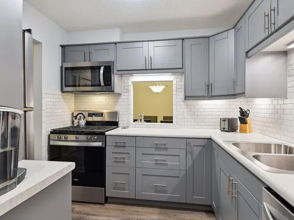 7500 Cahill Rd APT 221C, Edina, MN 55439