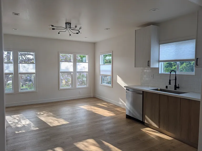 1127 1/2 Lodi Pl — Photo 7