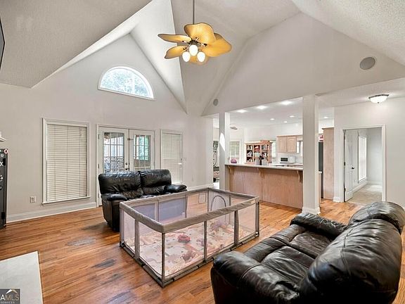 3rd image of 207 Crestview Trce