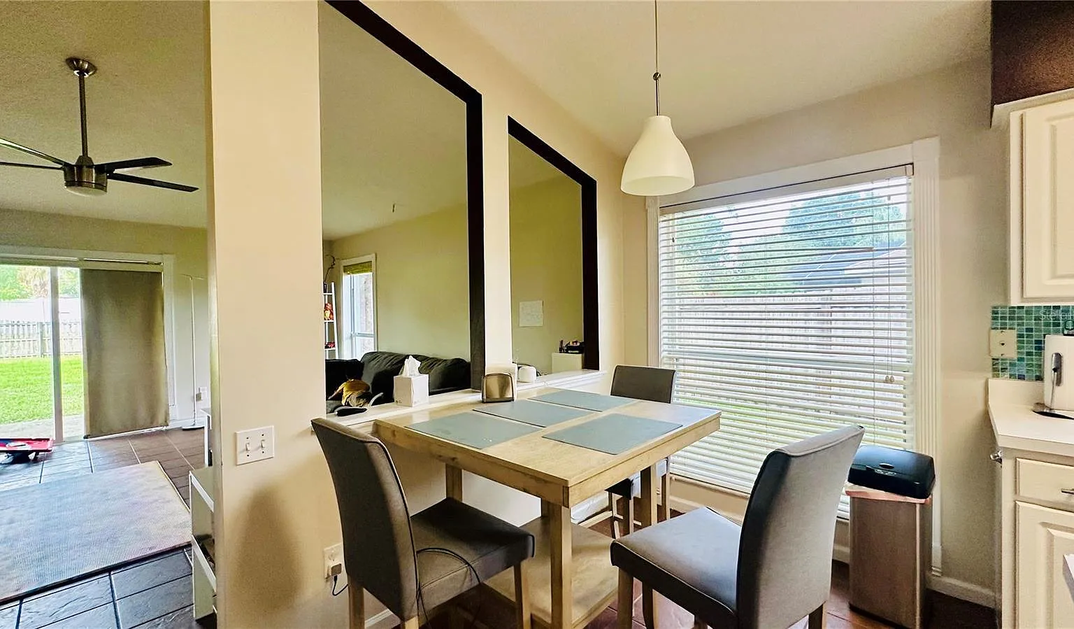 4 bed, 2.0 bath, 1913 sqft, $2,600 — Photo 4