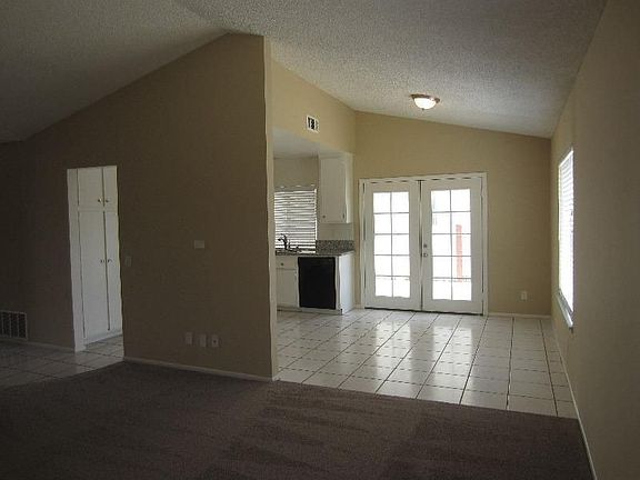 4th image of 14816 Wintergreen St