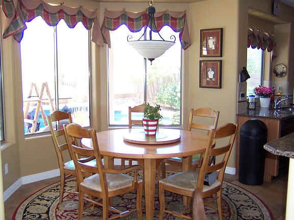 Open,airy breakfast nook w/turret windows