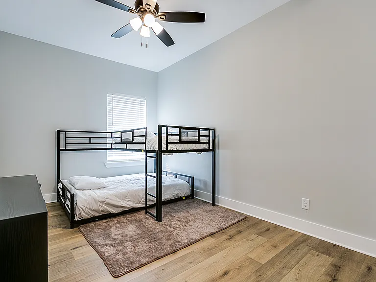 1045 Holiday Dr — Photo 30
