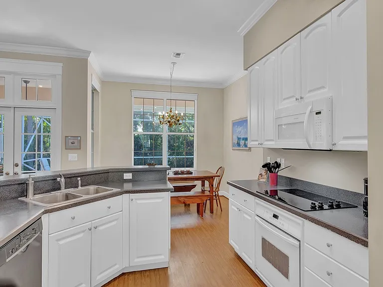 2225 Seaside St — Photo 8