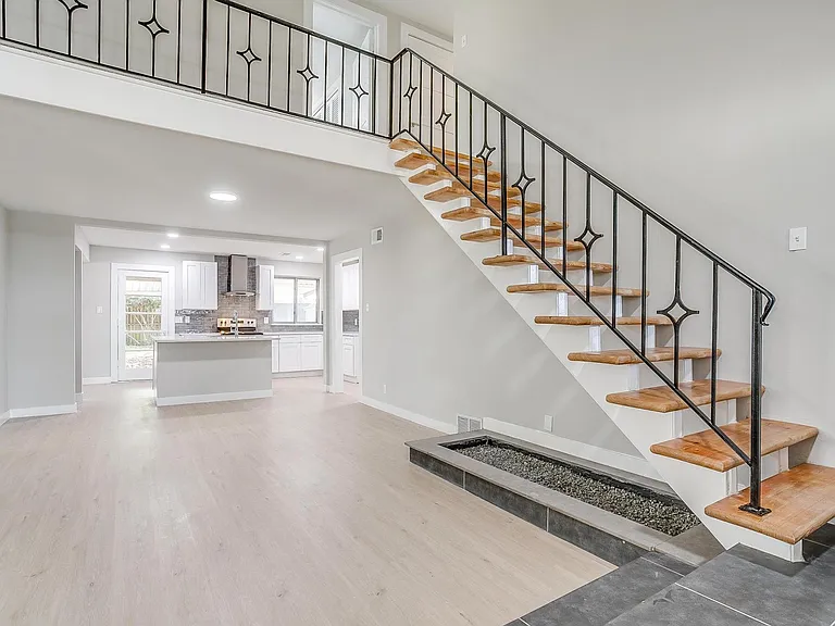 802 Sutton Ct — Photo 25