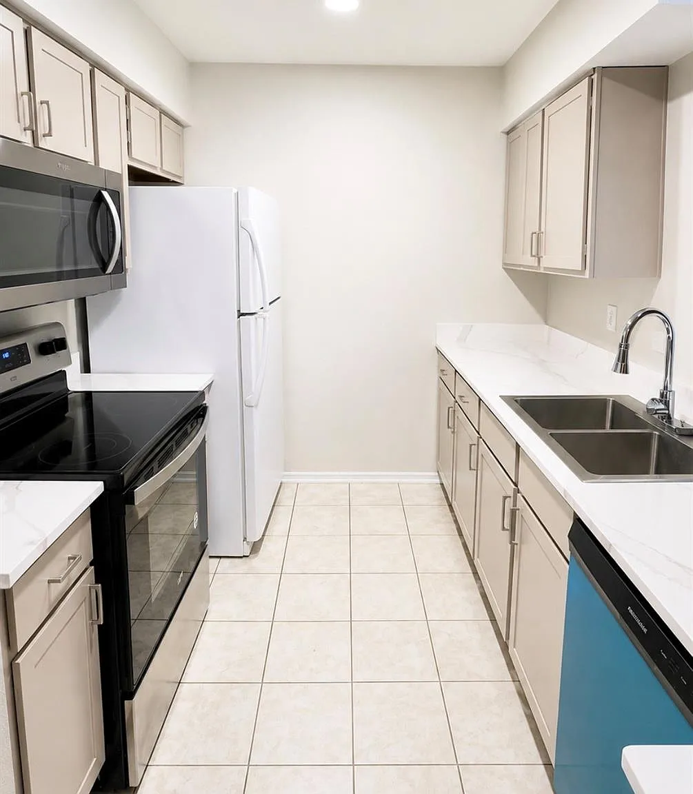 2 bed, 2.0 bath, 1124 sqft, $1,900 — Photo 3