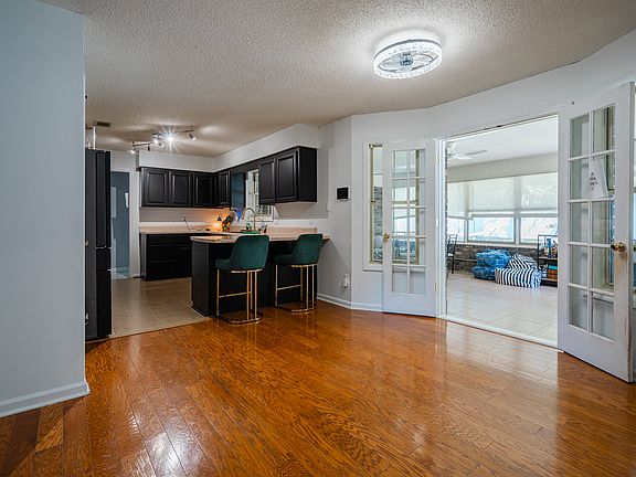 4th image of 411 Christopher Dr