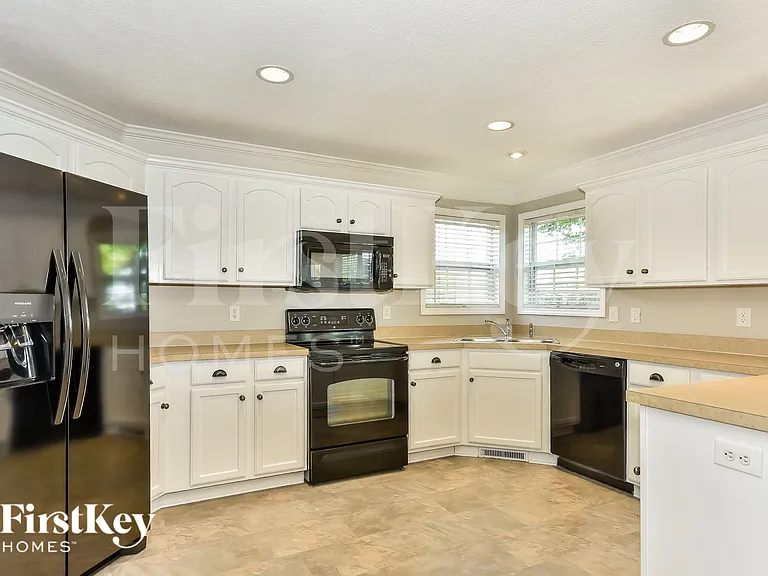 1161 Castlewood Dr — Photo 9