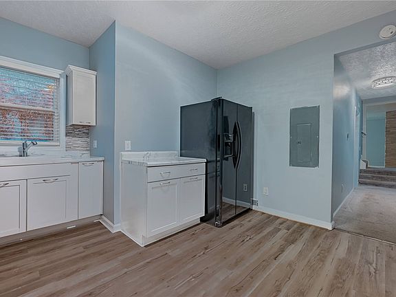 3rd image of 1041 Vine St