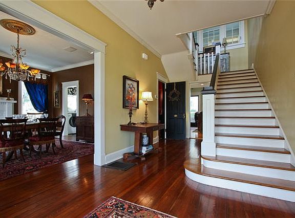 Warm foyer to welcome your guests.