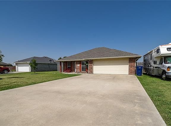 3rd image of 907 Robineta Ln