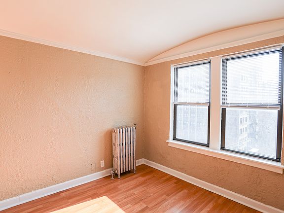2nd image of 1062 W Rosemont Ave #401
