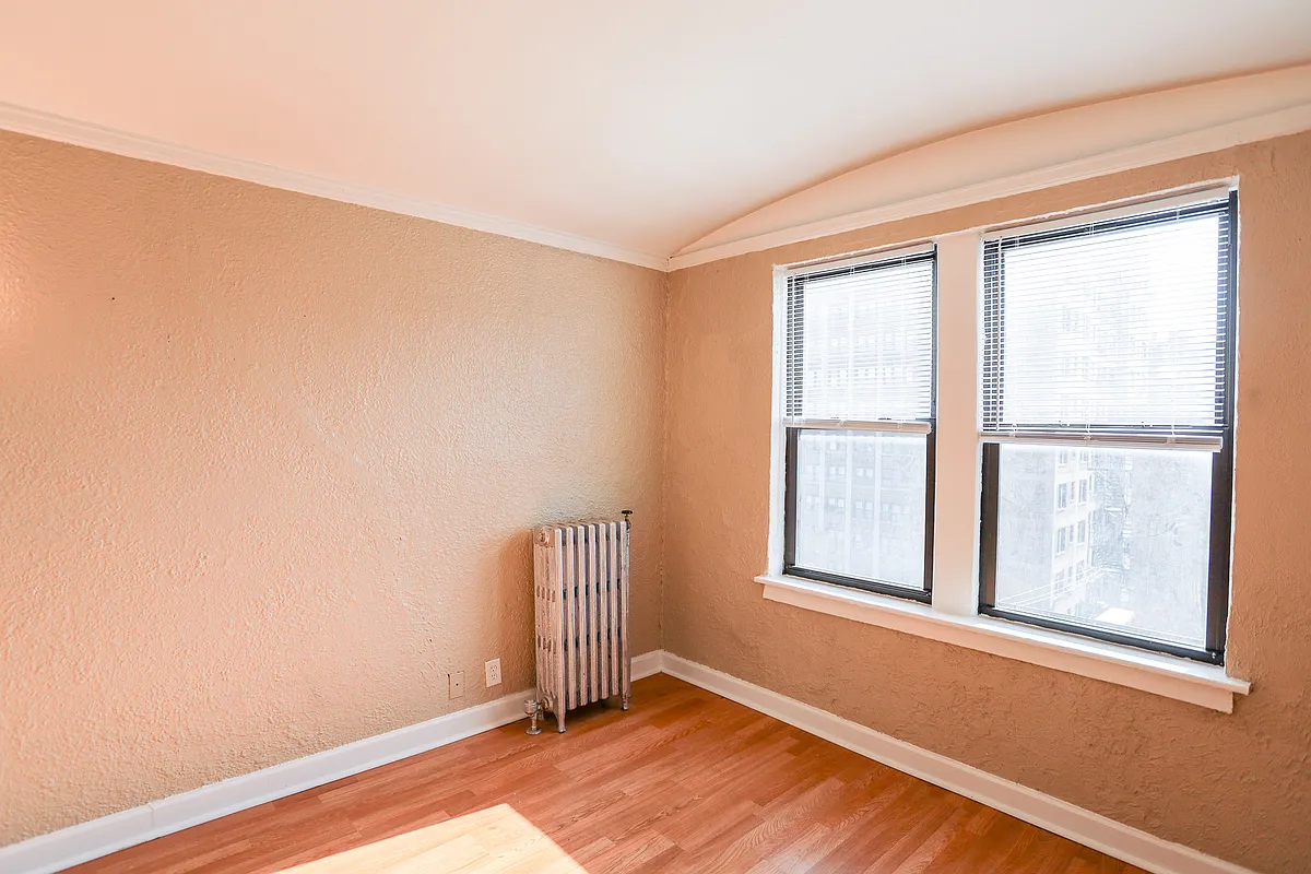Building Photo - 1062 W Rosemont Ave #401