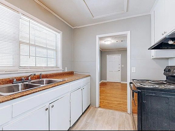 2nd image of 933 Parkwood Ct