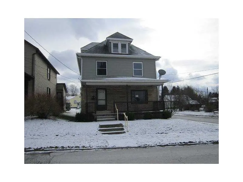 820 Lathrop St photo 1