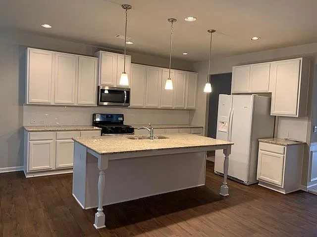 4 bed, 2.5 bath, 2727 sqft, $2,700 — Photo 4