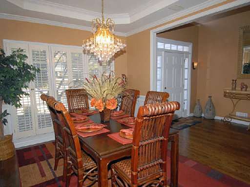 4th image of 300 Lakepoint Ln