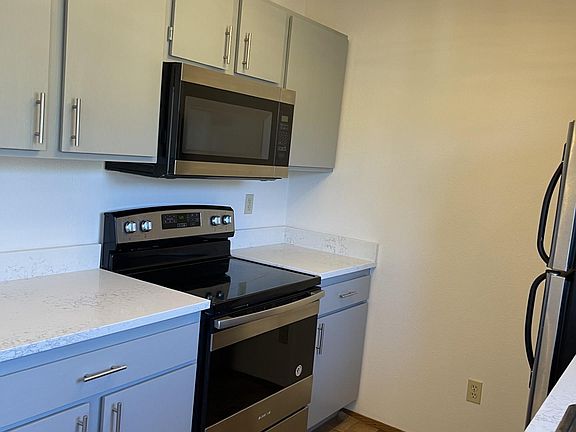 Stainless appliances and built-in microwave