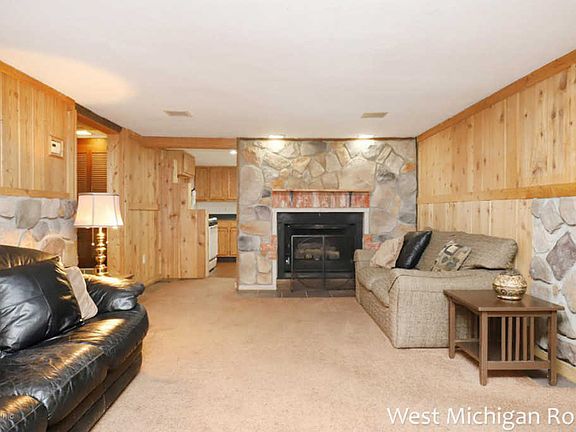 4th image of 1079 Dahlia Ave