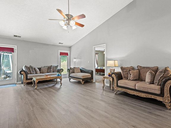 4th image of 2733 Trailwood Ln