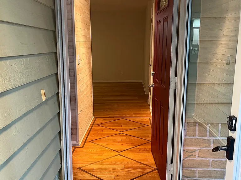 109 Suffolk Ct — Photo 3
