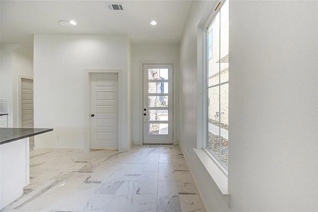 3 bed, 2.5 bath, 2181 sqft, $3,200 — Photo 3