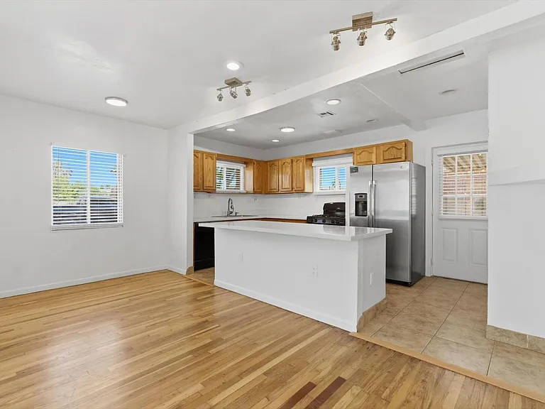 361 E Clarendon Ave — Photo 3