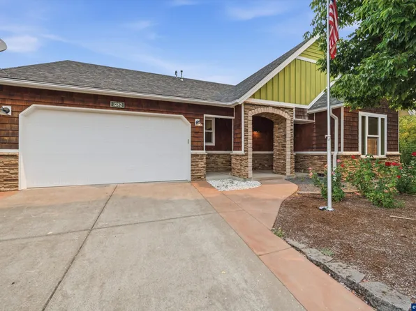 1282 SE Academy St, Dallas, OR 97338