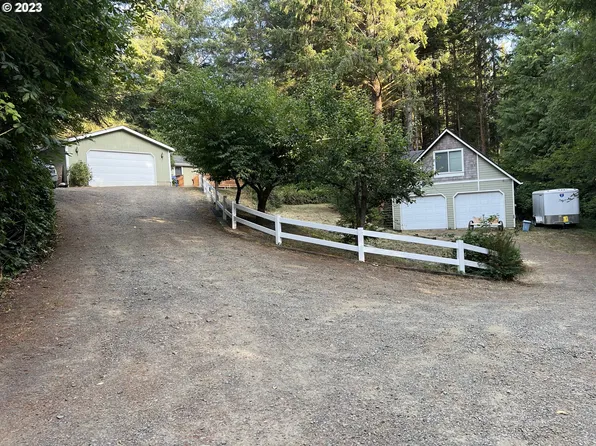 5600 Lakeview Dr, Florence, OR 97439