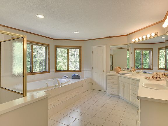 2nd image of 230 Wyndham Cir W