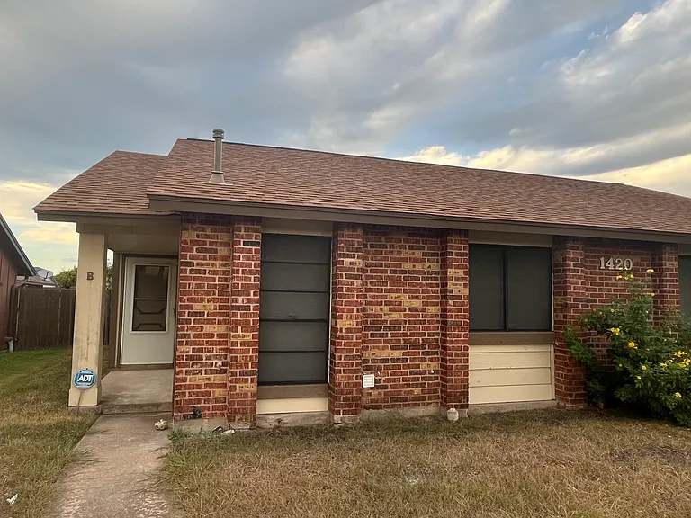 1420 W Braker Ln #B — Photo 1