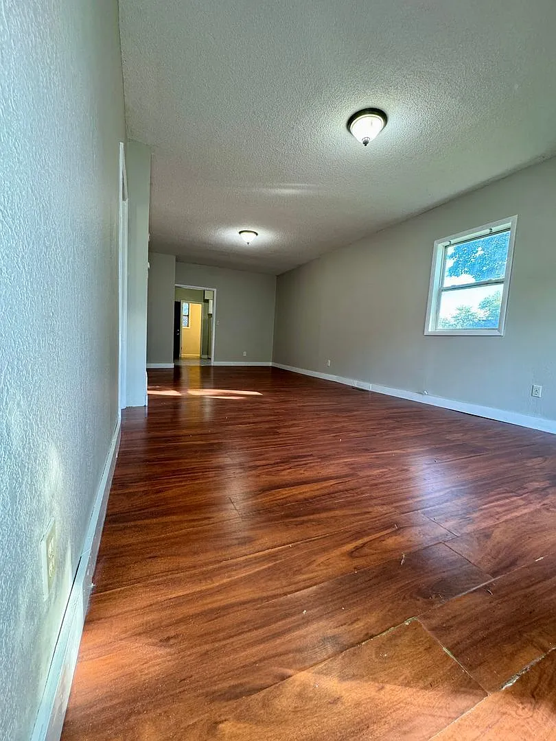 654 E Isabella Ave — Photo 3
