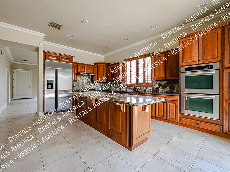 2211 W Olive Way — Photo 9