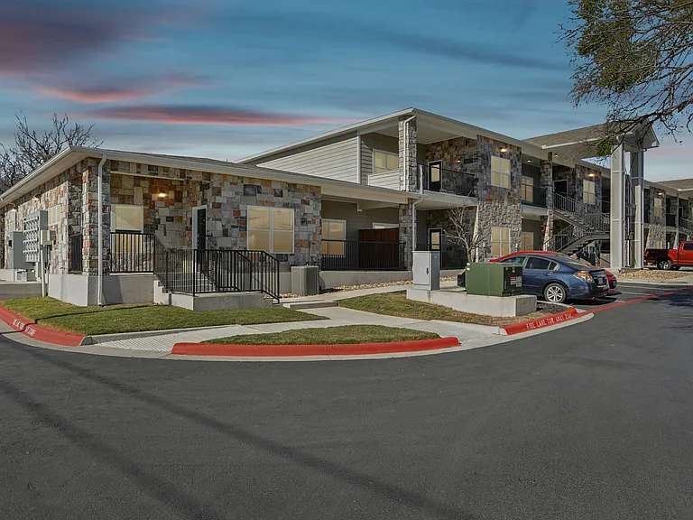 Horseshoe Apartments — Photo 12