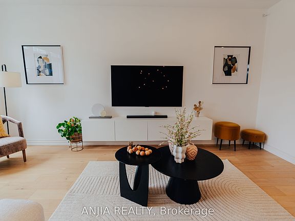 4th image of 221 Dundas Way
