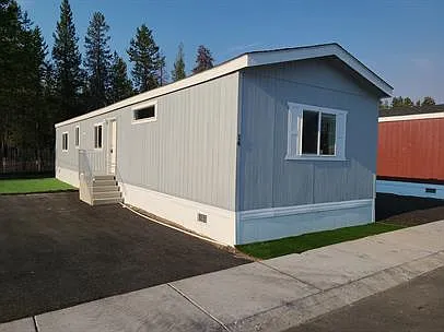 Pics of similar unit, paint/appliances/flooring may be slightly different.