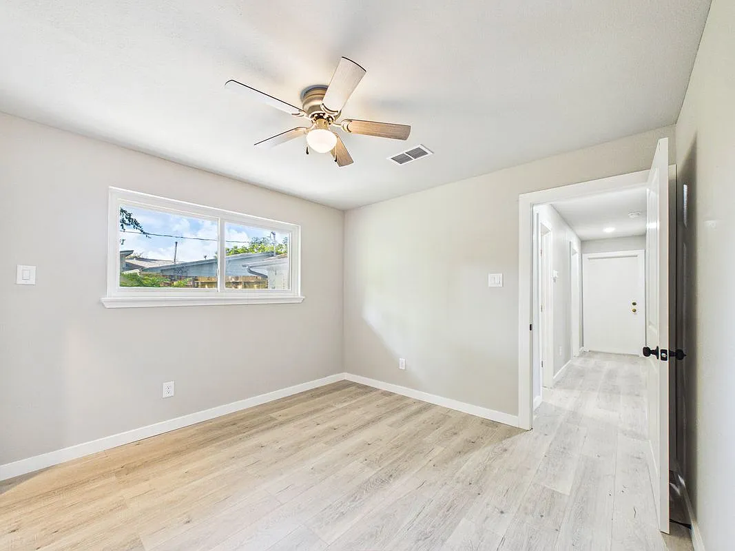 3 bed, 2.0 bath, 1688 sqft, $2,495 — Photo 2