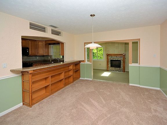 2nd image of 604 Poinsettia St