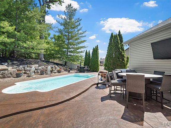 5th image of 526 Elm Creek Dr